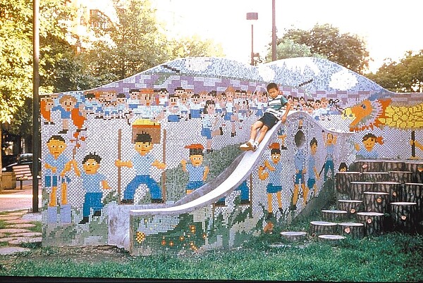 台北捷運公司計畫拆除日新國小學生創作的「兒童的繽紛世界」藝術牆,經台北市公共藝術審議委員會審議後,要求北捷須加強與在地民眾溝通,修改內容後再送審。(日新國小劉姓校友提供/蔡佩珈台北傳真)