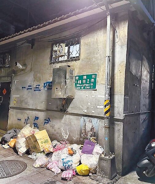 台北市萬華區里長12日在里長座談向市長蔣萬安反映,民眾亂丟垃圾包的情況日益嚴重。(里長提供/丁上程台北傳真)
