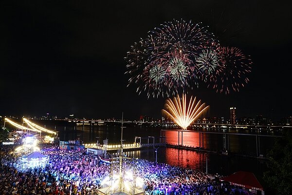 12日第二場180秒煙火秀「鬧熱稻埕」吸引近5.8萬人次共襄盛舉。圖/台北市政府提供