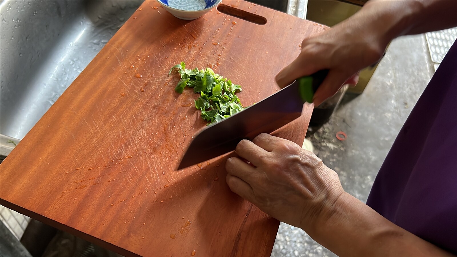 雲林縣一名高姓主婦今天到早市買了一把香菜直呼「貴的有感！」，不過因家中菜色一定要喝湯，不得不下手。記者陳苡葳／攝影 