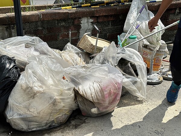 仁德區公所發現,原清除的資收戶又撿拾廢棄物囤積,令他們頭痛。奇美醫院精神醫學部部長林健禾表示,可能居民是囤積症作祟。記者李文德/攝影