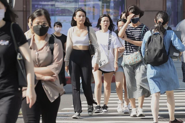 日本網站「占TV」列出了12大星座「包包裡都裝什麼?」。記者林俊良/攝影