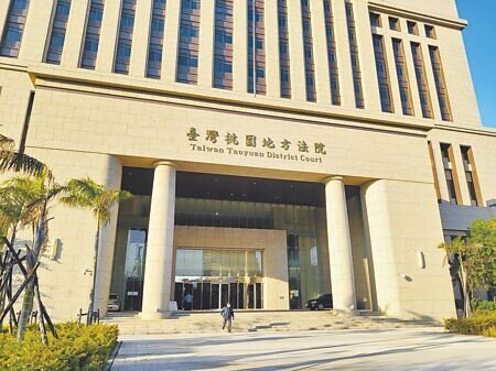 錢姓男子去年12月持刀殺死舅舅,是桃園首例國民法官審理案件,桃園地院13日開準備程序庭,討論8月28日選任國民法官,下午開始審議。(賴佑維攝)