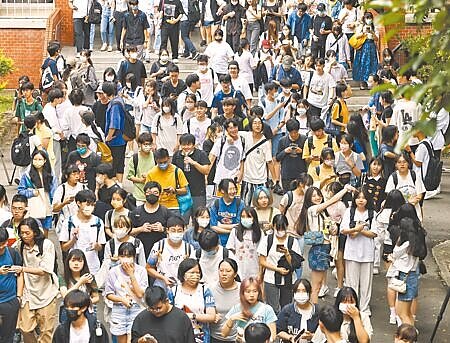 大學分科測驗13日落幕,考生考完最後一刻科「公民與社會」,開心步出考場。(陳信翰攝)