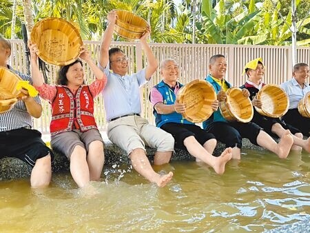 
花蓮縣瑞穗溫泉公園歷經2年多整頓，13日正式啟用，花東縱谷國家風景區管理處長郭振陵（左三）、瑞穗鄉長吳萬德（中）、縣議員林玉芬（左二）及多位民意代表一同體驗嶄新的溫泉泡腳池。（羅亦攝）
