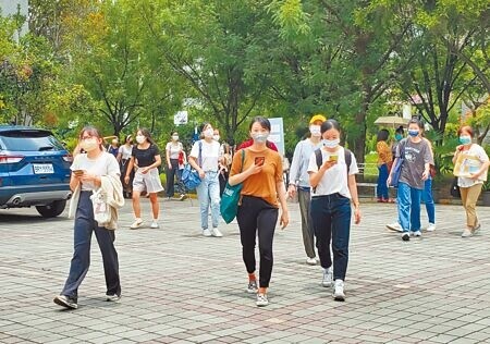 
雲林縣今年招考122名國中、國小、幼兒園教師，13日舉行筆試。圖為考生步出考場。（周麗蘭攝）
