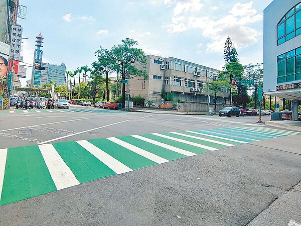 台中185處路口改採「行人專用」或「行人早開」時相號誌，以減少路口發生事故風險。圖／交通局提供
