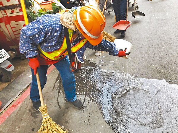 新北市環保局清潔隊員清除積水容器，今年迄今已清除逾1萬個積水容器。（新北市環保局提供／王揚傑新北傳真）