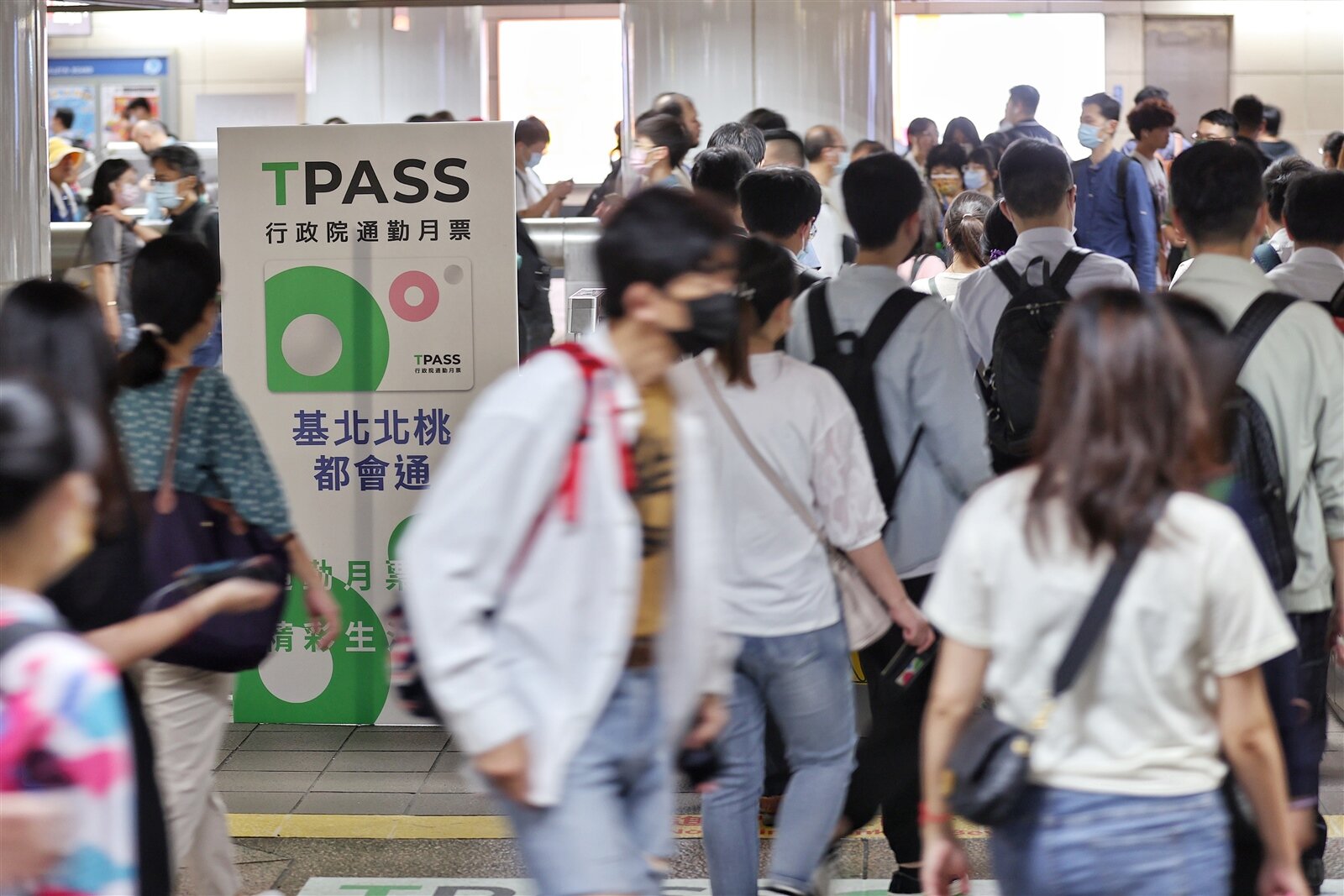 TPASS基北北桃都會通1200定期票7月上路,北市最新統計已累積販售37.4萬張,超越1280定期票單月最高販售張數。本報系資料照