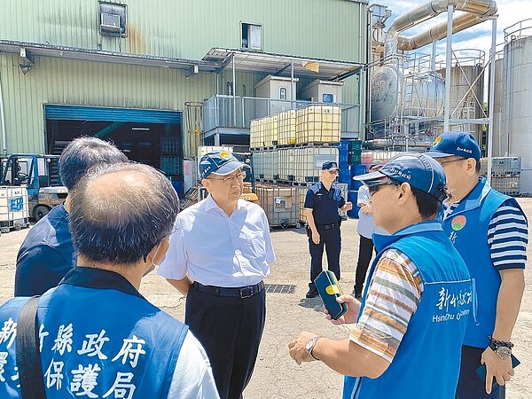 鳳山溪水質問題備受重視,新竹縣長楊文科(中)13日突襲鳳山溪上游工廠。(新竹縣政府提供/邱立雅竹縣傳真)