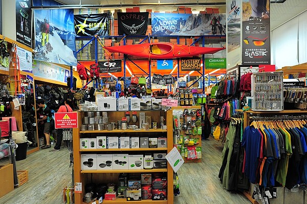 老牌登山用品品牌「百岳」13日發出公告,由於面臨經營之嚴重困境,將熄燈,終止營運。圖/陳苑瑩