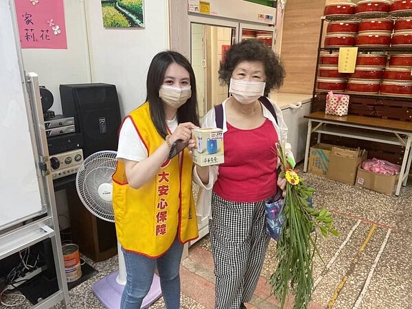 永和里端午節時邀請里民手作艾草香捲。（圖／北投樂生活Ｘ有你有我）