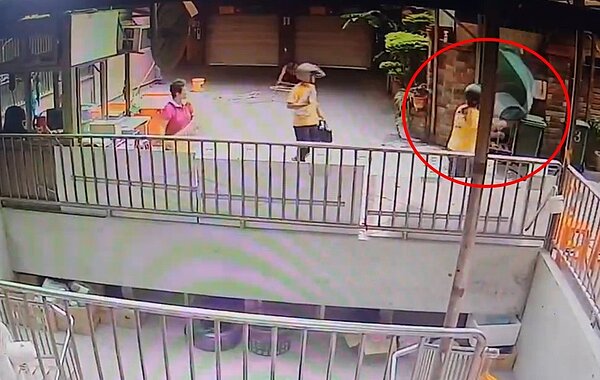 議員歐陽霆貼出住戶差點遭採光罩砸到的驚險畫面。圖/歐陽霆提供