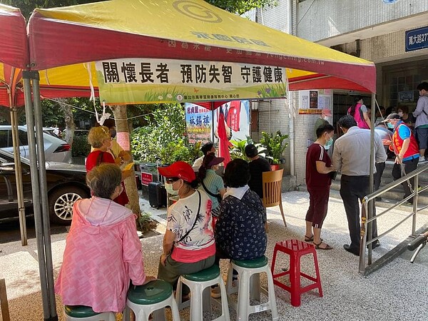 忠貞里林錫祺里長舉辦免費健康檢查活動。（圖／中正萬華樂生活Ｘ有你有我）
