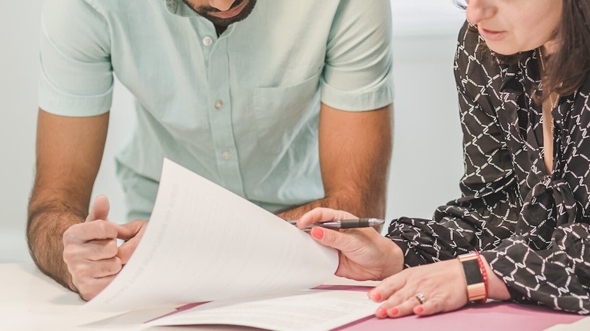 ▼有經驗的網友們建議,若真想保障自身權益,「租約公證」才是一定要做的事。(示意圖/取自<a href="https://www.pexels.com/zh-tw/photo/8292833/"><span style="color:#000000;">Pexels</span></a>)