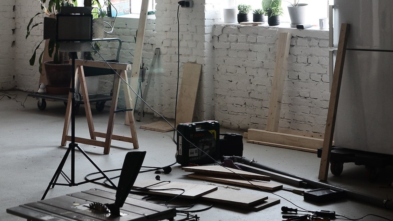 ▼原PO表示自己在台北東湖有間電梯大樓,原本打算翻新出租,但考慮到屋齡漸高,翻修費又要50至60萬,考慮是否該直接賣掉。(示意圖/取自<a href="https://www.pexels.com/zh-tw/photo/6044809/"><span style="color:#000000;">pixabay</span></a>)