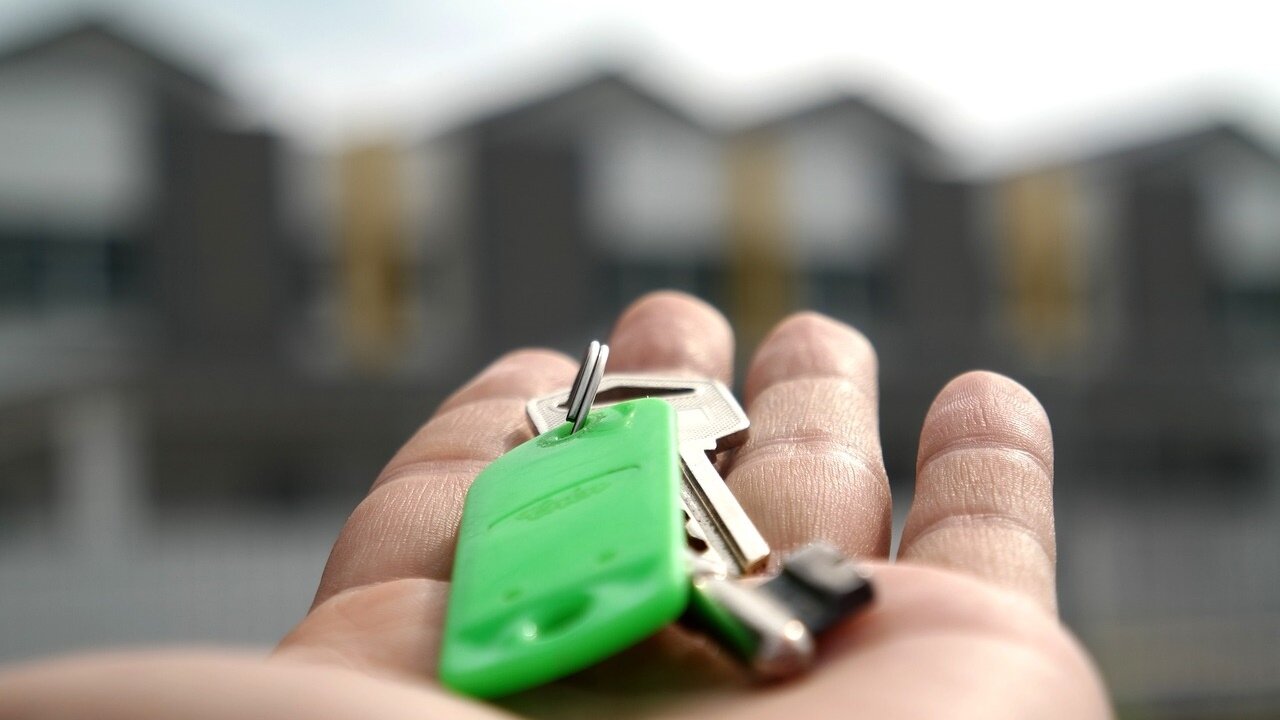 ▼網友們一看地點在「東湖」,都勸他留著會比現在賣掉更划算。(示意圖/取自<a href="https://pixabay.com/photos/key-home-house-estate-business-2323278/"><span style="color:#000000;">pixabay</span></a>)