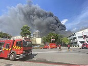 機器沒啟動就爆炸！楠梓塑美貝大火連燒7小時　290噸甲基丙烯燒完火才滅