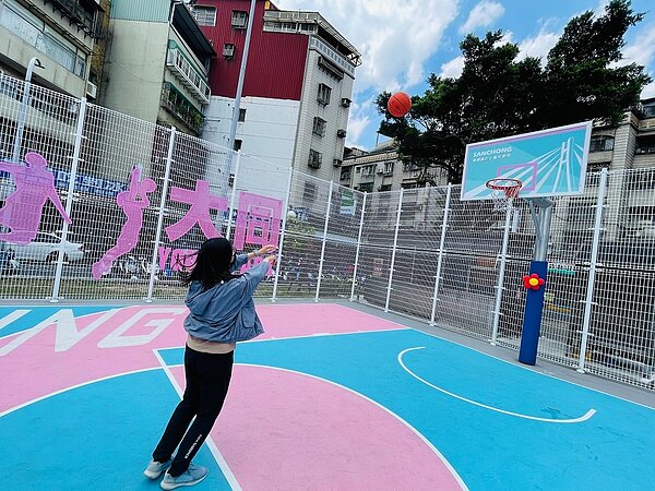 歷經4個月時間整建,三重大同公園籃球場正式啟用。圖/新北市政府提供