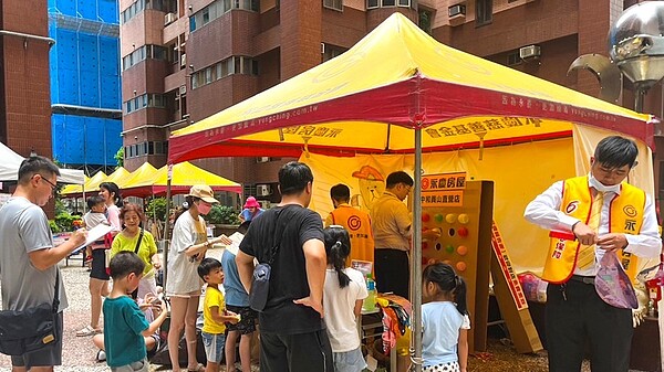 永慶房屋響應社區跳蚤市集活動,提供40頂帳篷讓參加活動的住戶們能有避暑的空間。圖/永慶房屋提供