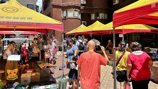 永慶房屋響應社區跳蚤市集活動。圖／永慶房屋提供