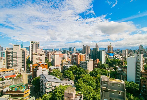 永慶房產集團統計出近一年雙北市熱門購屋路段，新北市中和區景平路以272件交易量奪得第一，前十名淡水區就佔了四名，顯示房市相對熱絡。圖／永慶房產集團提供