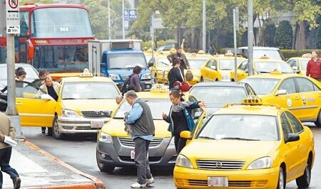 
計程車工會抱怨違停記點新制不給職業駕駛活路。（本報資料照片）
