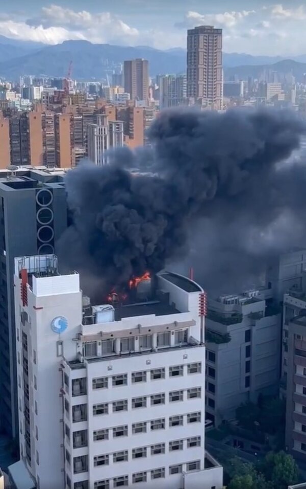 台北市大安區中華電信研究院頂樓下午4點多發生火警。圖／翻攝畫面
