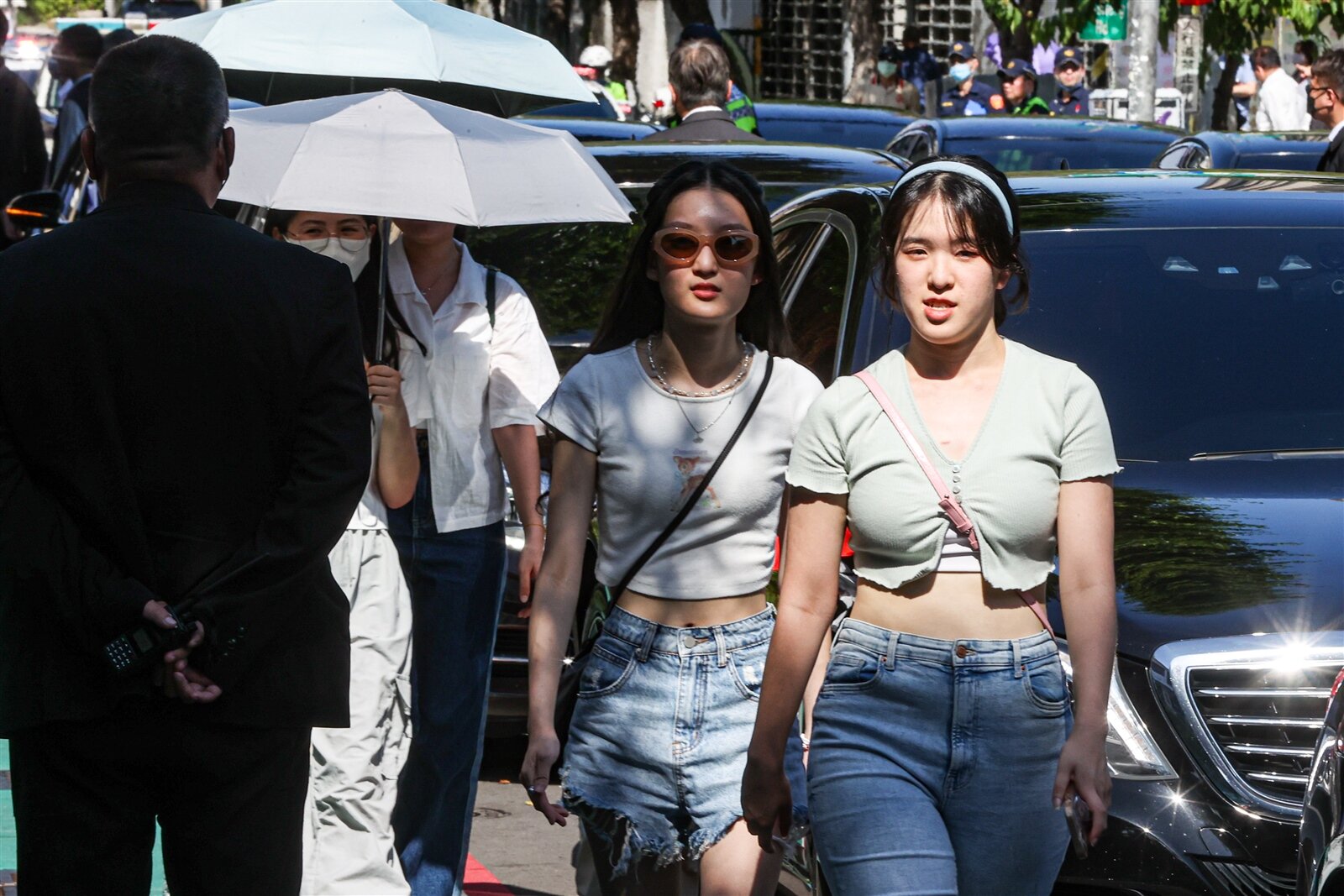 今天各地晴朗酷熱,注意38度以上極端高溫、紫外線強,應注意防曬、防中暑。 記者黃仲裕/攝影