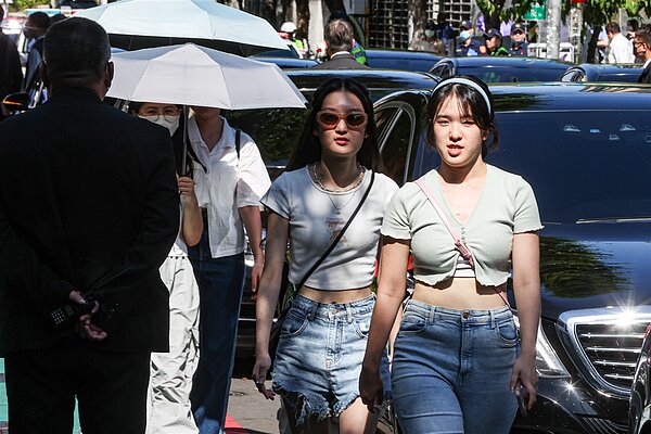 今天各地晴朗酷熱,注意38度以上極端高溫、紫外線強,應注意防曬、防中暑。 記者黃仲裕/攝影