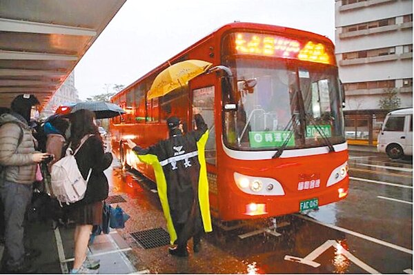 立委蔡適應表示,9026客運重複扣款問題已解決,民眾可向基隆監理站申訴退款。圖為民眾搭乘9026客運情形。(基隆市政府提供/徐佑昇基隆傳真)