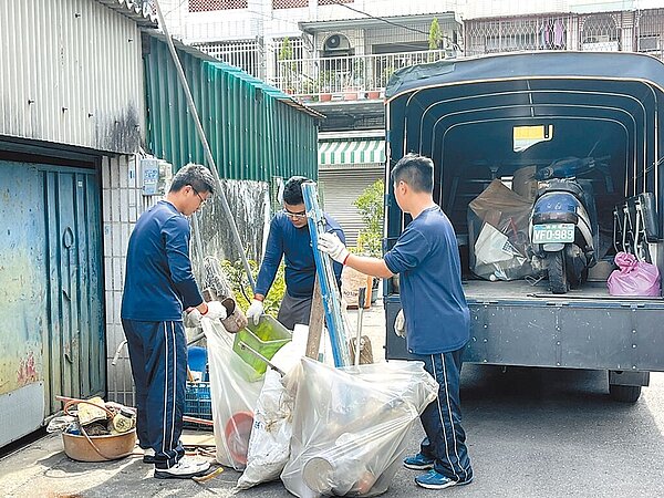 空軍第一聯隊在不影響戰備訓練任務前提下,從6月29日起迄今,每天都派遣兵力支援仁德區成功里防疫。(鄭晴而提供/曹婷婷台南傳真)