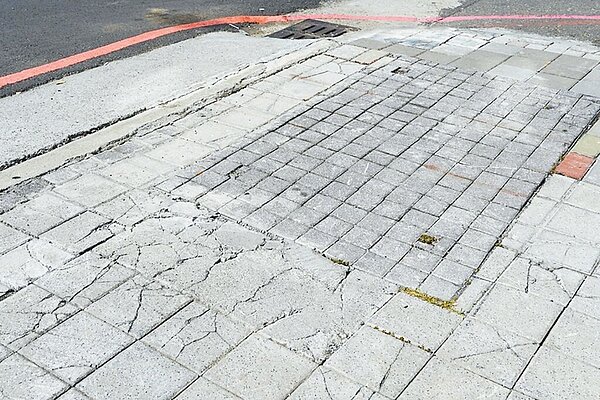 高雄市明孝里長林浤澤提到，1名7旬老翁昨日上午行走中平路人行道時不慎跌倒，希望相關單位能盡速改善。（明孝里長林浤澤提供／洪靖宜高雄傳真）