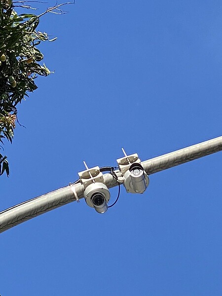 廠商在約燈桿上架設高位攝影機,每支可辨識3至5輛車,雙向拍攝可避免受辨識誤差或天氣影響開單。圖/台北市停管處提供