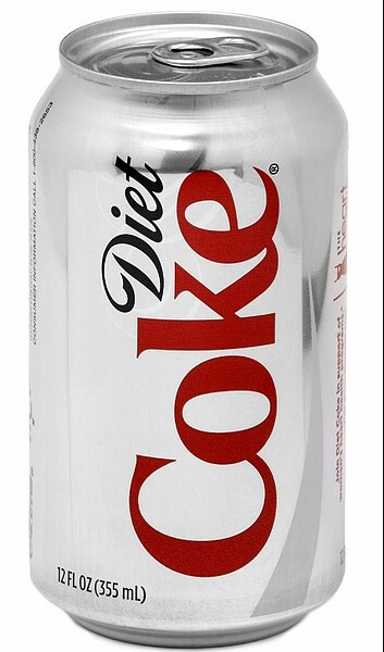 毒物專家指出,70公斤成人1天喝9至14瓶健怡可樂,攝取的阿斯巴甜才會超標。圖/維基百科