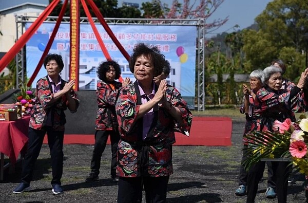 南投縣社區關懷據點不少使用社區活動中心、宮廟等活動,縣府將逐步改善電梯等無障礙設施,讓老人家更方便。圖/南投縣政府提供