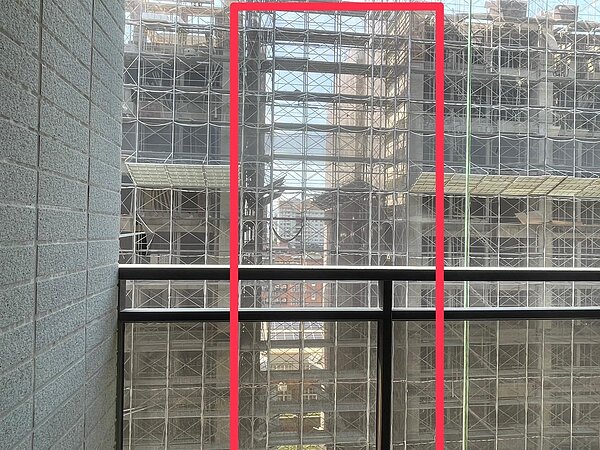 網友驗屋時,發現從陽台可以看到對面新蓋的2棟大樓之間的細縫。圖/擷取自《買房知識家 A你的Q》