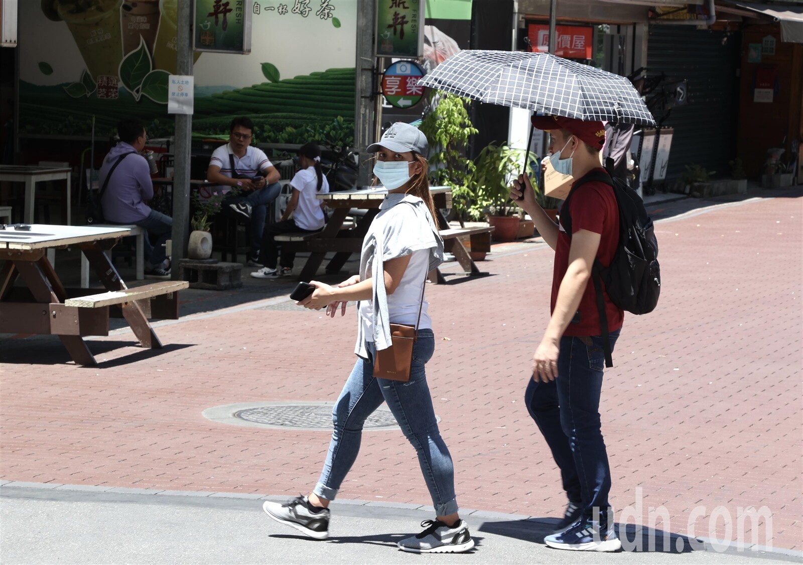 颱風逐漸成形，上午台灣各地晴朗酷熱，民眾應注意38度以上極端高溫。記者曾吉松／攝影 