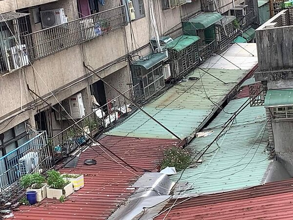 板橋區湳興公有市場與周邊集合攤販設立至今31年,長期有雨遮違建問題,即便是白天,市場內因沒有陽光照射,長年陰暗潮濕。圖/新興里長羅朝慶提供