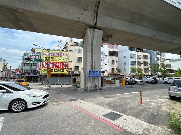 台鐵局規劃鐵路高架橋下空間作為停車場，交通局已核發6場停車場登記證，目前皆已開放。圖／台中市政府提供
