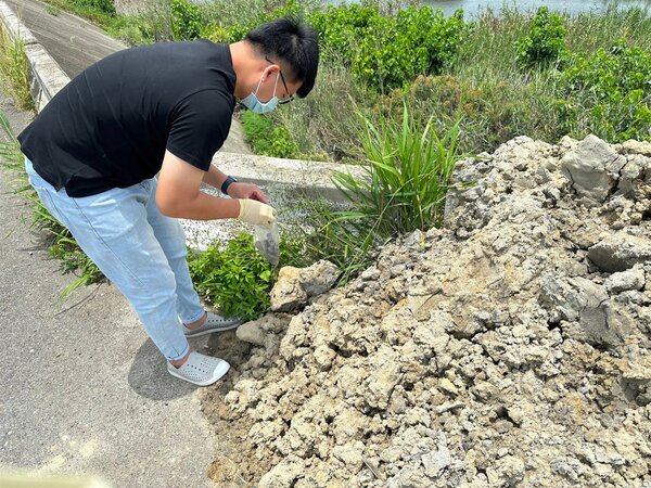 彰化縣環保人員檢查濫倒土石方是否為營建廢棄土或雜亂物質組合。圖／環保局提供