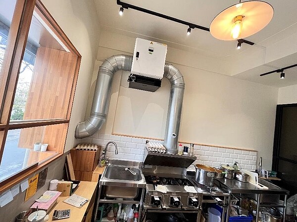 簡餐店增設靜電機。圖/環境保護局提供