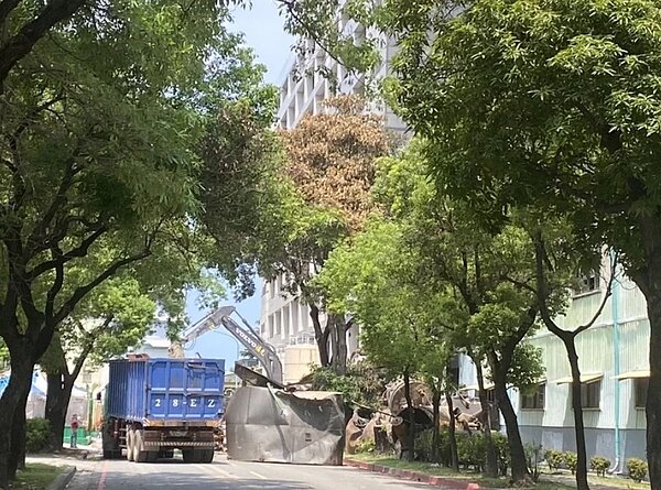 塑美貝昨大火撲滅後,今天上午怪手在發生起火點的廠房後方清運爆炸遭燒毀的廢棄槽桶。記者石秀華/攝影