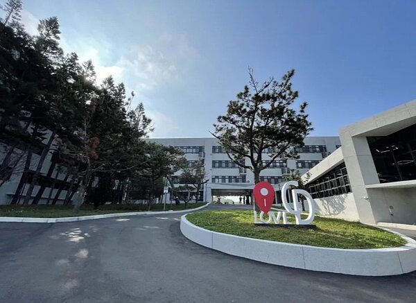 新竹市立成德高中地勢較高,不少學生搭校車通勤。記者張裕珍/攝影