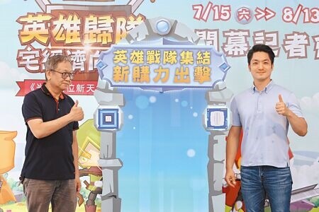 
台北市長蔣萬安（右）15日出席光華數位新天地歡慶15周年活動，他受訪時表示，大巨蛋仍朝向年底正式開幕啟用為目標，會持續聆聽專家意見。（王英豪攝）
