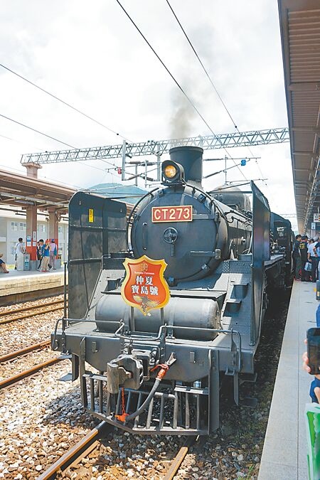 
車齡80年的蒸汽機車女王「CT273」附掛6節車廂從台鐵玉里站啟程。（王志偉攝）
