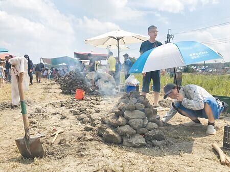 
暑假期間，屏縣府將農業物產館外休耕的彩稻田變成農村懷舊體驗區，15日起一連2天舉辦「焢土窯」。（謝佳潾攝）
