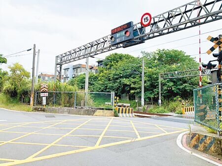 
桃園市平鎮區新光路平交道為當地交通要道，地方反映若因鐵路地下化工程造成道路永久阻斷，恐使周邊道路交通更壅塞。（蔡明攝）
