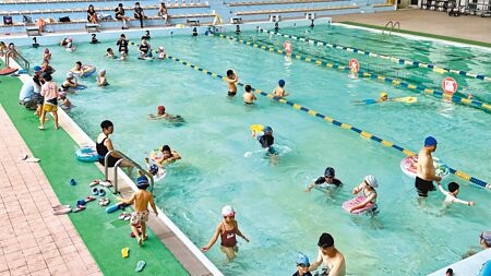 
熱浪來襲，台南市新營體育場游泳池近期泳客人數較去年同期增加2成。（張毓翎攝）
