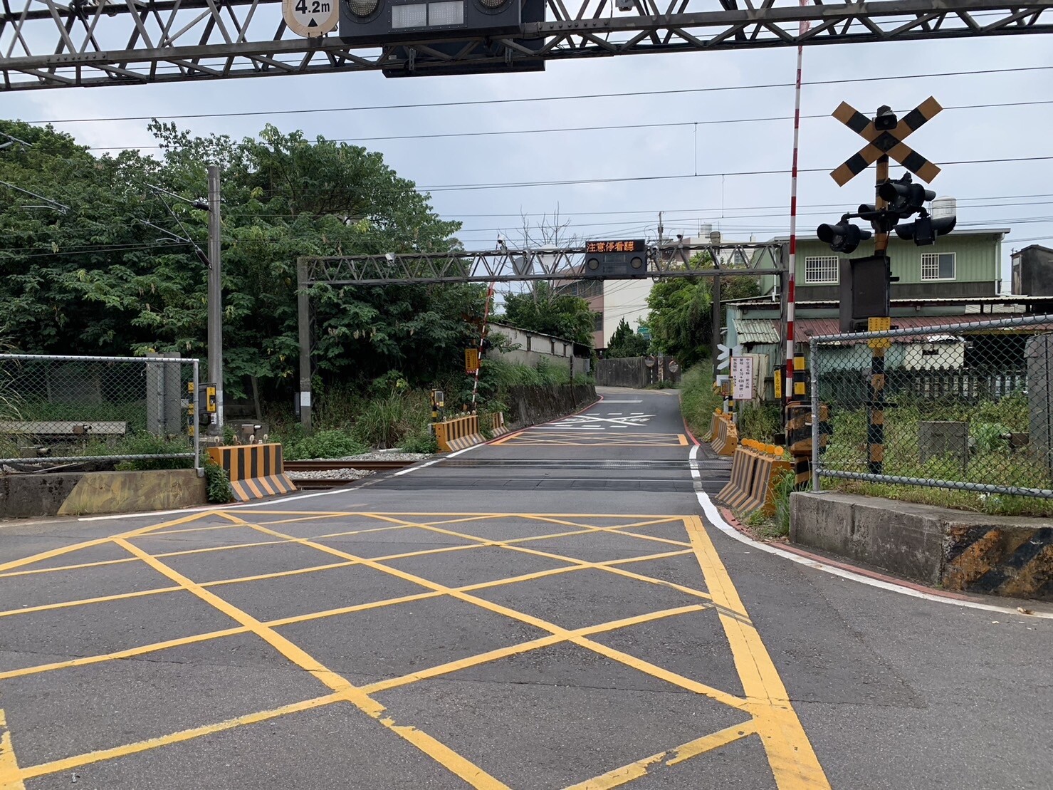 桃園鐵路地下化計畫研擬的南端火車出土位置，在平鎮新光路上平交道附近，由於此出土位置將永久造成平交道封閉，地方盼南移1.2公里。記者翁唯真／攝影 